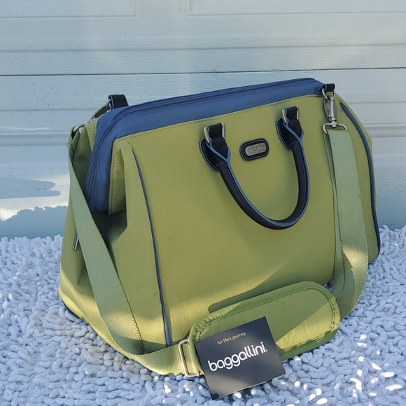 Baggallini Handbags - Bagallini waterproof travel Bag